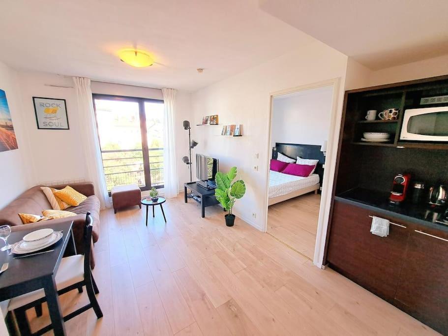 Le Valmy: Appartement Lumineux Au Pied Du Metro ลียง ภายนอก รูปภาพ
