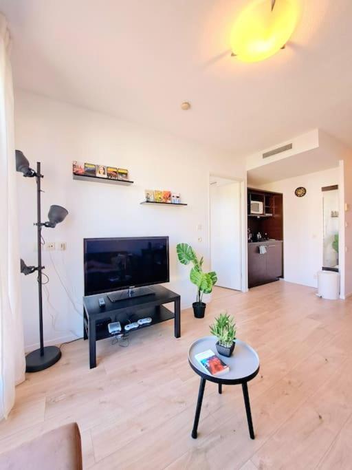 Le Valmy: Appartement Lumineux Au Pied Du Metro ลียง ภายนอก รูปภาพ