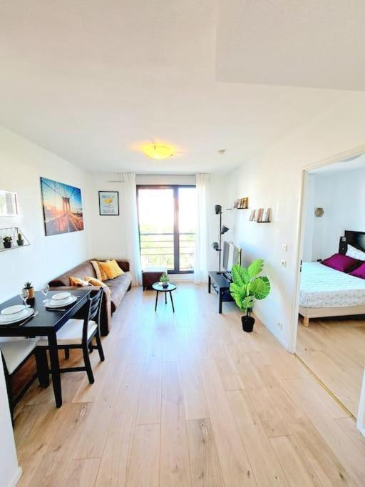 Le Valmy: Appartement Lumineux Au Pied Du Metro ลียง ภายนอก รูปภาพ