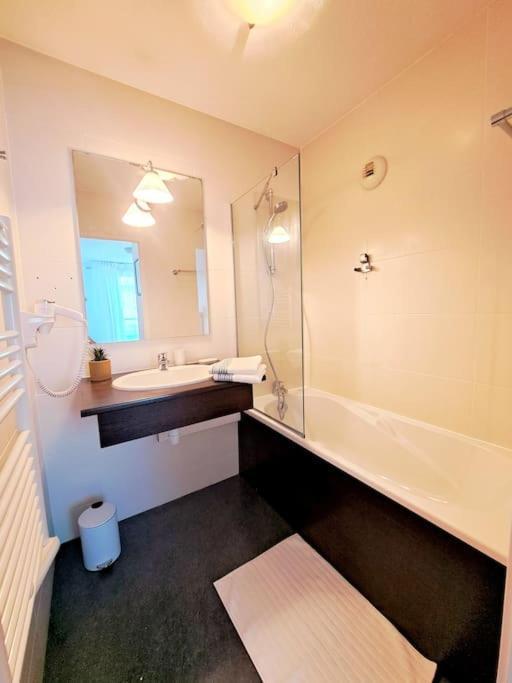 Le Valmy: Appartement Lumineux Au Pied Du Metro ลียง ภายนอก รูปภาพ